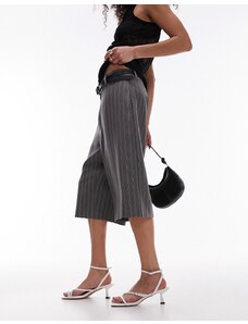 Topshop - Pantaloncini taglio lungo stile culotte grigi a righe-Grigio