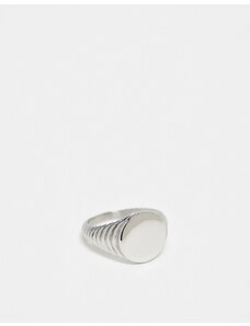 ASOS DESIGN - Anello con sigillo rotondo argentato in acciaio inossidabile resistente all'acqua con motivo in rilievo-Argento