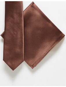 ASOS DESIGN - Cravatta sottile e fazzoletto da taschino in raso marrone