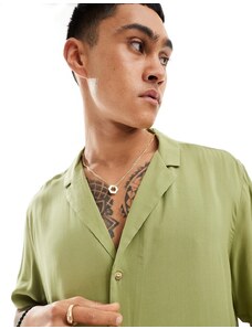ASOS DESIGN - Camicia comoda in viscosa con rever basso verde oliva