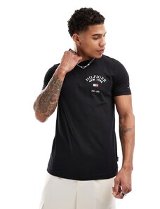 Tommy Hilfiger - T-shirt nera con logo stile college-Nero