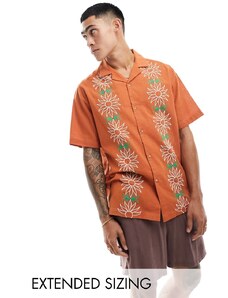 ASOS DESIGN - Camicia vestibilità comoda arancione con rever e applicazione a fiori
