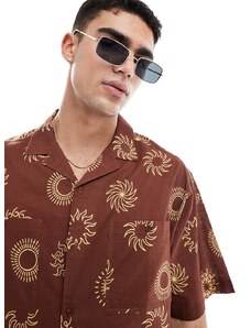 ASOS DESIGN - Camicia oversize squadrata effetto lino color tabacco con rever e stampa di soli-Marrone