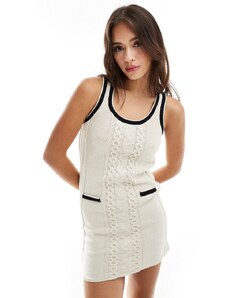 ASOS DESIGN - Vestito corto in maglia a trecce color crema con bordi a contrasto e dettaglio intrecciato-Bianco