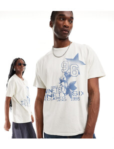 Reclaimed Vintage - T-shirt unisex bianca con grafica stile college effetto spray-Grigio