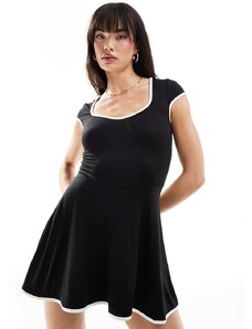 ASOS DESIGN - Vestito corto con scollo a cuore nero con profili a contrasto e cut-out sul retro