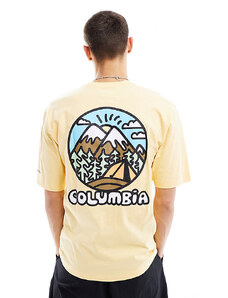 Columbia - Hike Happiness II - T-shirt gialla con stampa sul retro - In esclusiva per ASOS-Giallo
