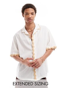 ASOS DESIGN - Camicia a maniche corte comoda bianca in seersucker con dettagli ondulati e rever-Bianco