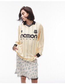 Topshop - Polo a maniche lunghe giallo limone stile maglia da calcio con grafica "Nation Soccer"