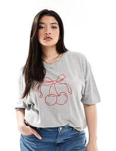 In The Style Plus - T-shirt grigia con motivo con fiocco con ciliegie-Grigio