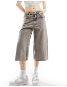 Pull&Bear - Pantaloncini di jeans taglio lungo grigio slavato con bordi grezzi