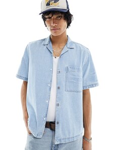ASOS DESIGN - Camicia di jeans con collo revers vestibilità comoda blu lavaggio chiaro-Marrone