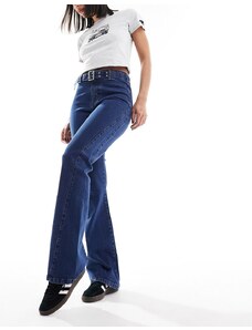 Urban Bliss - Jeans bootleg a vita bassa blu lavaggio medio con fibbia