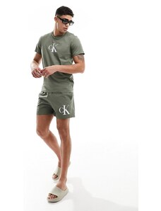 Calvin Klein - Pantaloncini da bagno taglio medio con monogramma e coulisse verde oliva