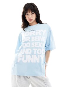 ASOS DESIGN - T-shirt oversize blu con scritta "Sorry" e fiocchi