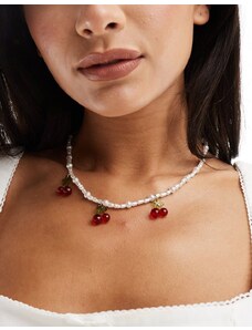 ASOS DESIGN - Collana con perle sintetiche d'acqua dolce e tre ciondoli a forma di ciliegie-Bianco