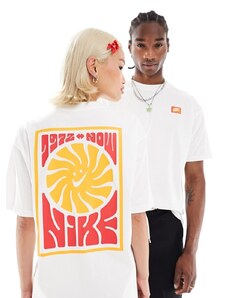 Nike - T-shirt bianca con stampa stile festival sulla schiena-Bianco