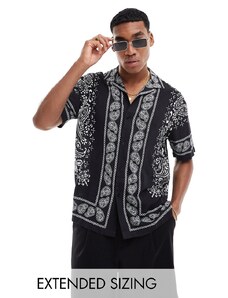 ASOS DESIGN - Camicia vestibilità comoda con rever nera e bianca con stampa stile bandana-Nero