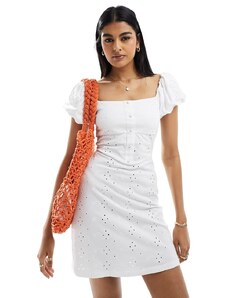 ASOS DESIGN - Vestito corto a corsetto in pizzo bianco con bottoni e maniche a sbuffo