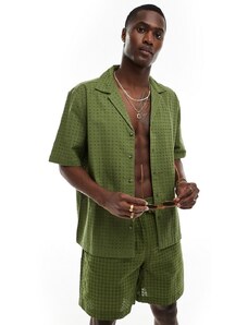 ASOS DESIGN - Camicia a maniche corte verde kaki in pizzo vestibilità comoda con rever in coordinato
