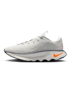 Nike Training - Motiva - Sneakers bianche e arancioni-Bianco