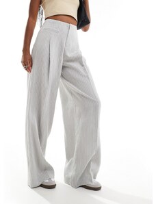 Bershka - Pantaloni sartoriali a fondo ampio e vita alta grigio chiaro a righe