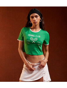 Pieces - Sport Core - T-shirt corta verde con scritta “Tennis Club” e dettagli bianchi a contrasto