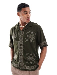 Abercrombie & Fitch - Camicia a maniche corte vestibilità comoda verde oliva con bordi ricamati