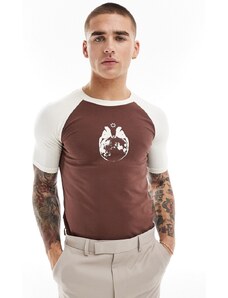ASOS DESIGN - T-shirt raglan corta aderente marrone con stampa sul petto