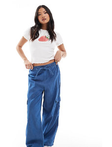 ONLY Petite - Marla - Pantaloni cargo in denim a fondo ampio blu medio