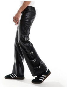 ASOS DESIGN - Pantaloni a zampa neri in pelle sintetica con fibbie sul fondo-Nero