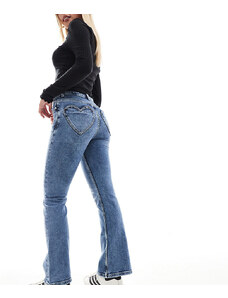 Miss Selfridge Petite - Jeans a zampa lavaggio medio con tasche a forma di cuore-Blu