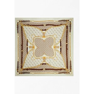Écharpe GUESS Kefiah 135x135 Cm - Motif Logo, Pompons, 100% Viscose, Couleur Latte, Cadeau Chic