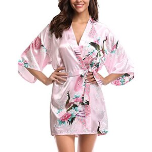 Carolina di Monaco da giovane in accappatoio rosa in spiaggia