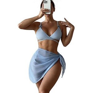 Donna In Un Costume Da Bagno Di Un Pezzo Al Poolside Fotografia Stock