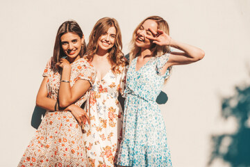 tre donne nel vestiti maxi a fiori