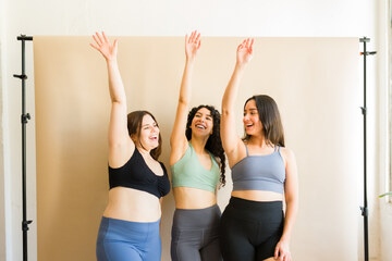 3 donne felice con il propio corpo
