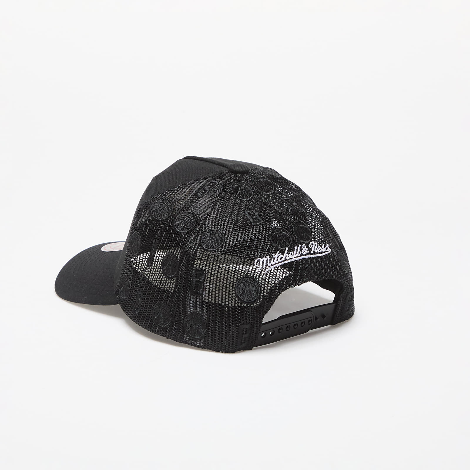 Berretto Go Way Back trucker nero con frontino argento e patch mollusco