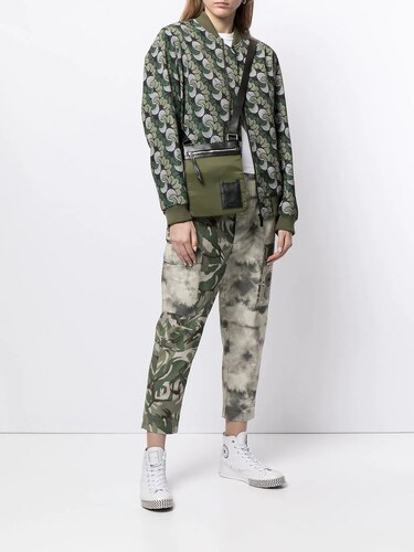 Pantaloni affusolati con stampa camouflage Farfetch Abbigliamento Pantaloni e jeans Pantaloni Pantaloni militari Verde 