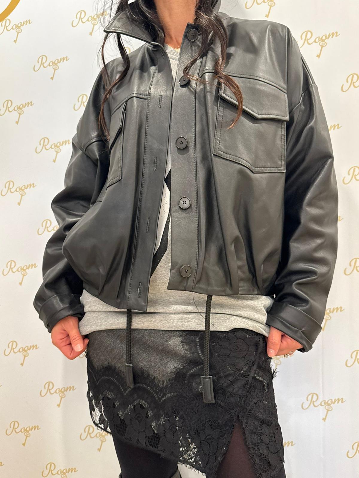 GIACCA IN PELLE NERA CON TASCONI VICOLO