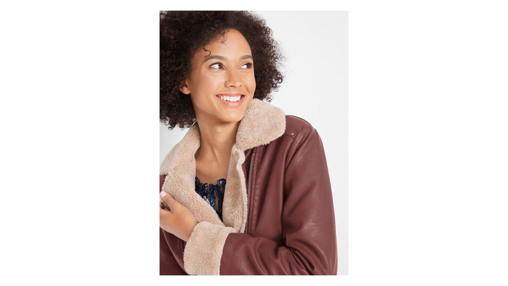 bonprix Giacca in similpelle foderata, Marrone