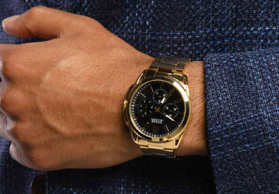 la mano di un uomo con un orologio