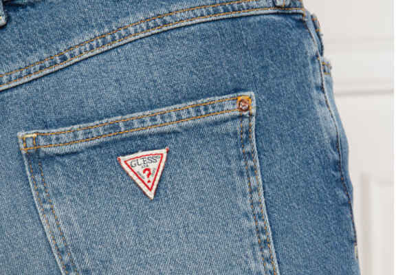tasca di jeans sul retro con logo Guess