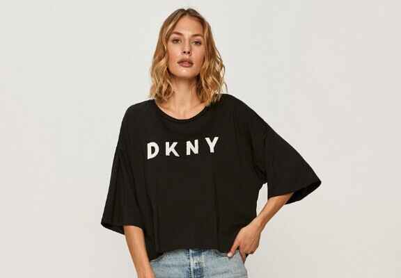 donna nel maglietta nera con logo DKNY