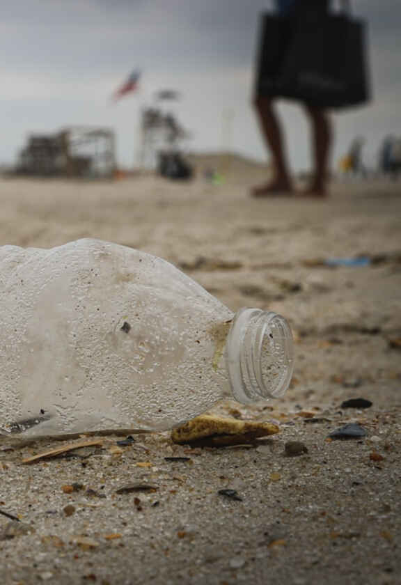 bottiglia di plastica sulla spiaggia
