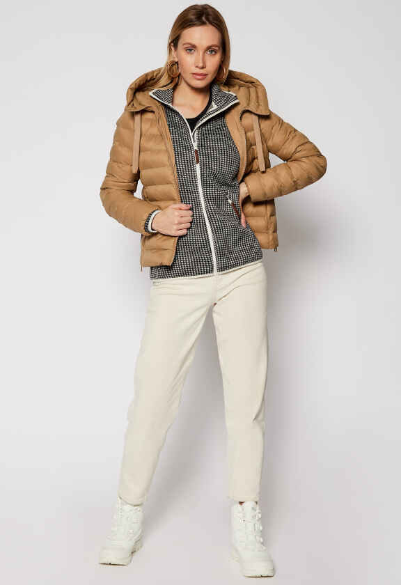 donna nel outfit invernale con la giacca Columbia marrone