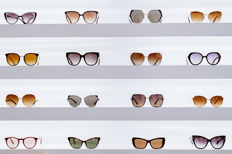 scaffale con diversi tipi di occhiali da sole