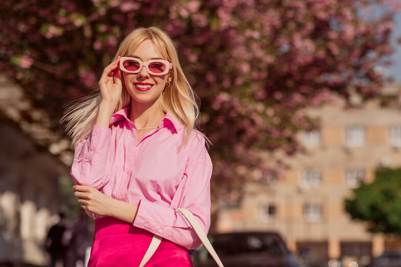 donna nel outfit barbiecore rosa e occhiali rosa