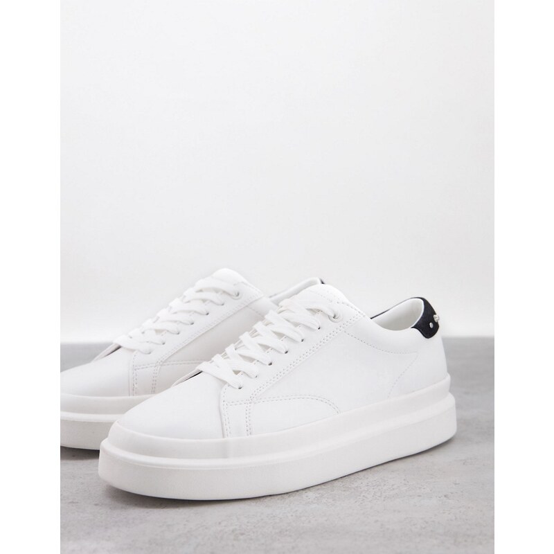 Pull&Bear - Chunky sneakers bianche con borchie sul retro-Bianco