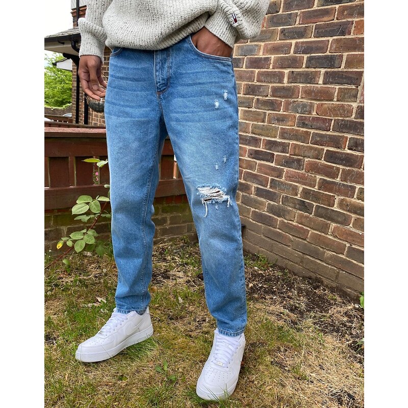ASOS DESIGN - Jeans classici rigidi blu medio slavato con strappi